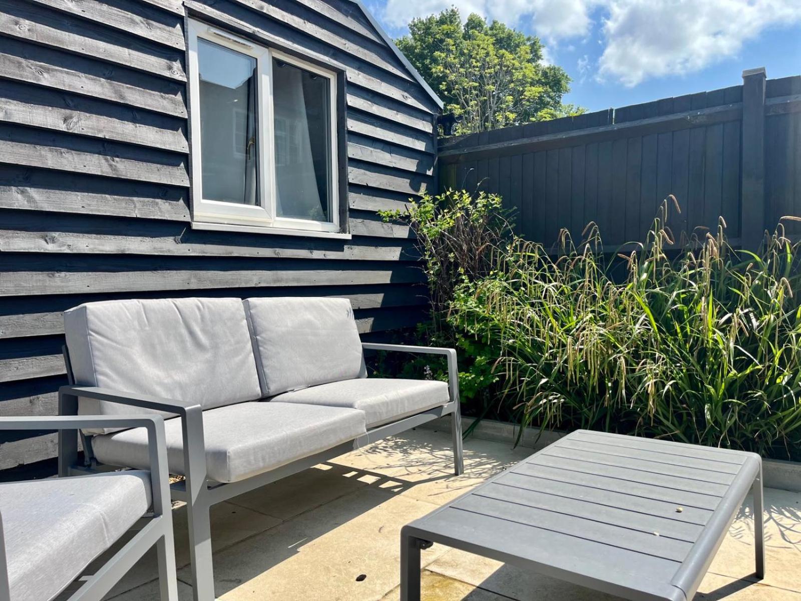 Lopez Home Crawley Ifield Екстериор снимка
