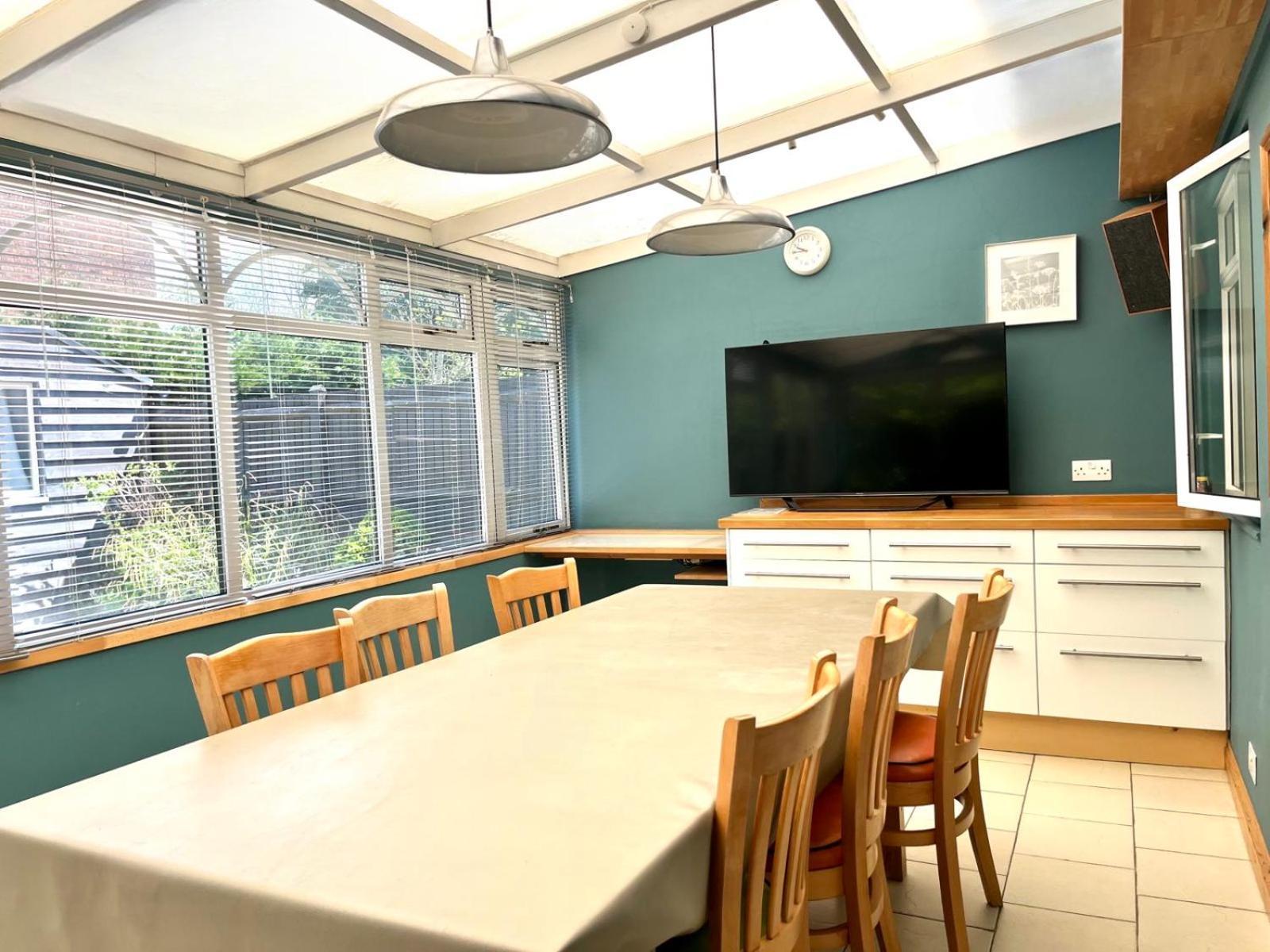 Lopez Home Crawley Ifield Екстериор снимка